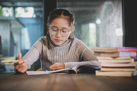 在图书馆室做功课的女孩图片