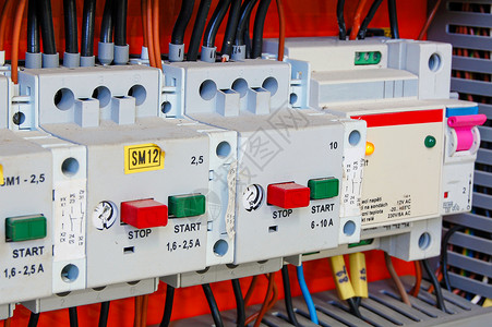 电动设备自断路器一排用电开关装在引信箱中电气行业住宅图片