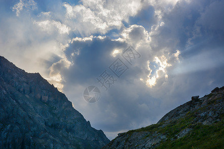 自然爬坡道美丽的风景山脉夜晚有云和灰色天空平户外场景多云的图片