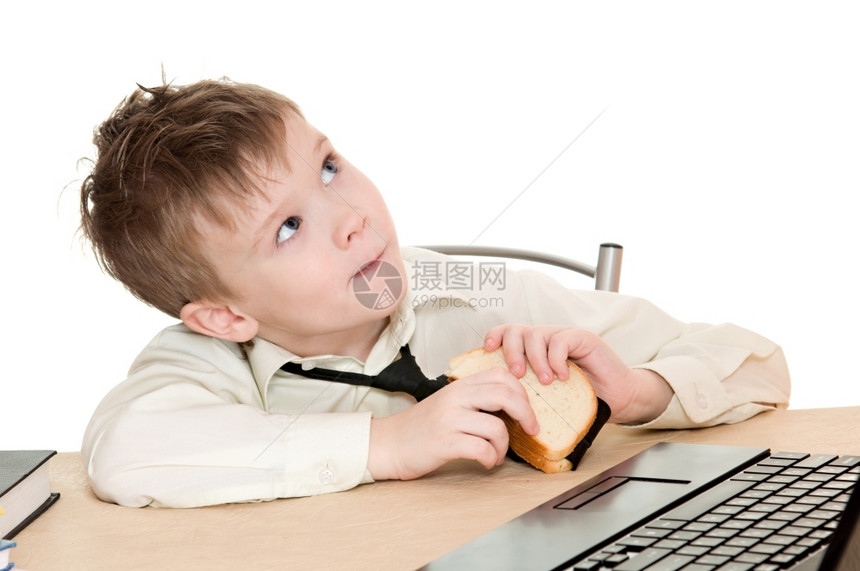 桌子面包深思熟虑的男孩吃三明治与他的领带隔离在白色背景上家工作图片