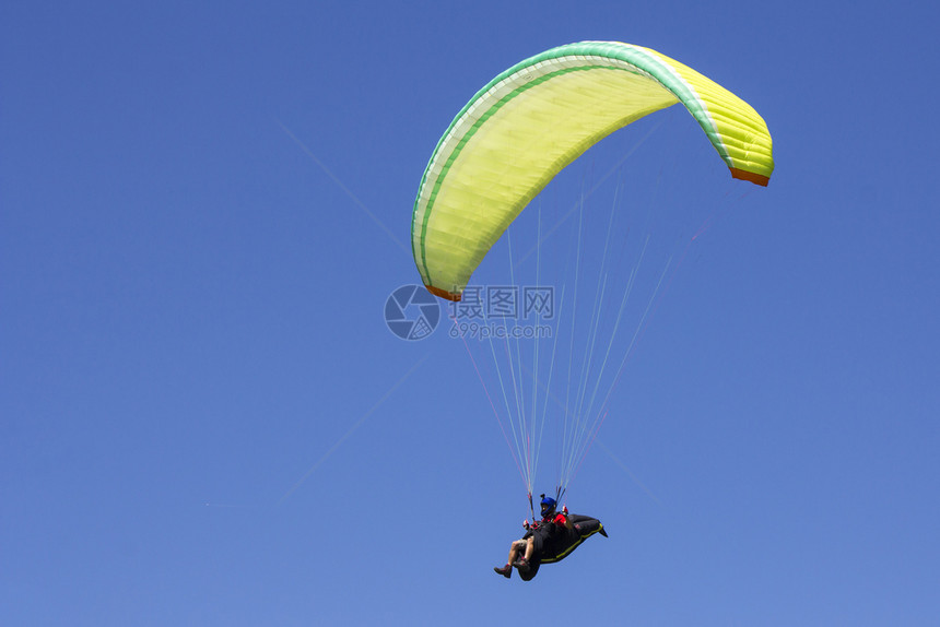 多云的跳在蓝天空滑翔以背景极端运动为跳伞图片