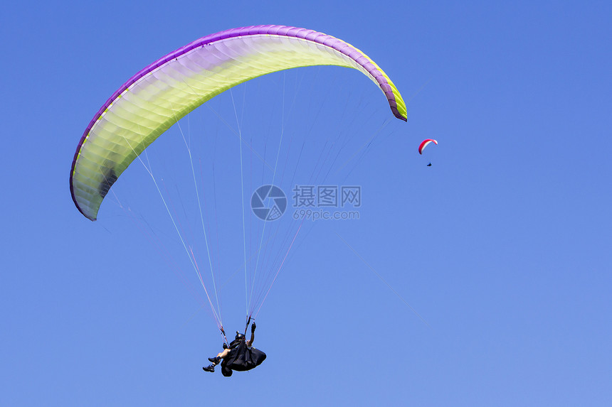 高的冒险危在蓝天空滑翔以背景极端运动为图片