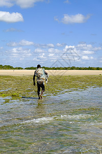 渔民捕手天空带着渔网离开海滩的非洲渔夫们图片
