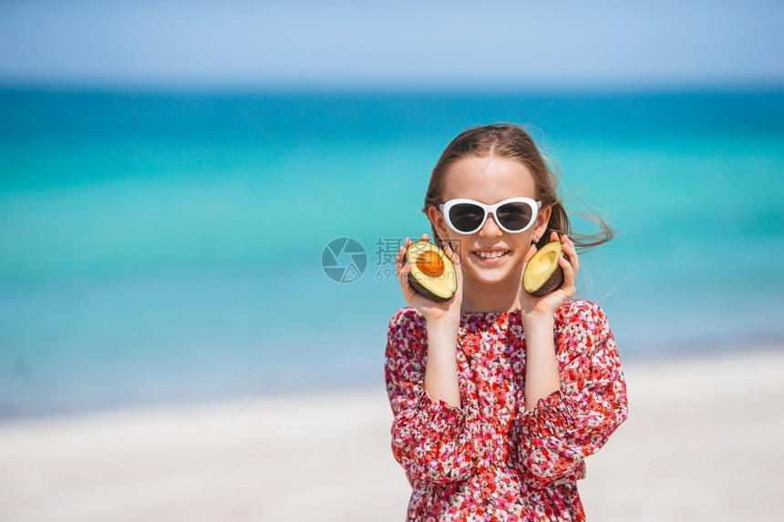 沙滩上快乐的姑娘图片