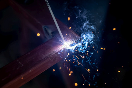 铁皮石斛生产闪光在工厂里戴防护面罩焊接铁皮的年轻人焊机设计图片