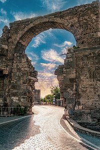 地中海结石安塔利亚区古城的废墟古董剧院的旧大门路图片