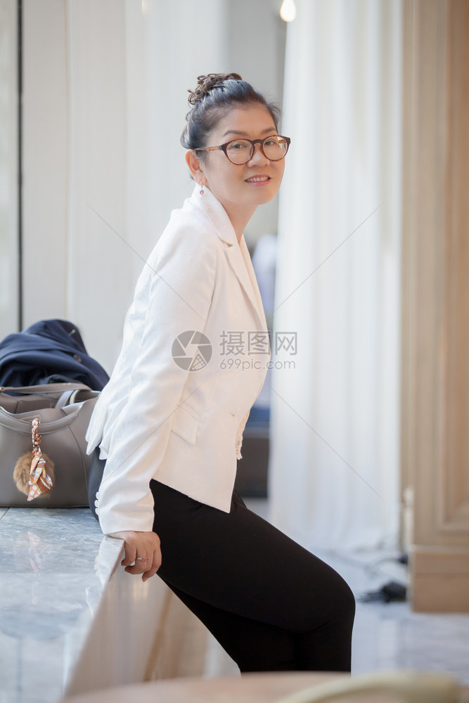 美丽的亚洲工作女牙齿般的笑脸和放松微办公室在职的图片