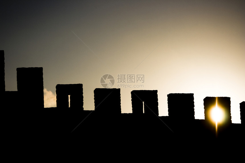 结石天空构体太阳穿过城堡的墙壁图片