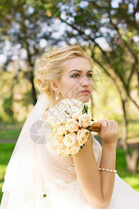 预期美丽笑快乐新娘的肖像婚礼概念可爱的女图片