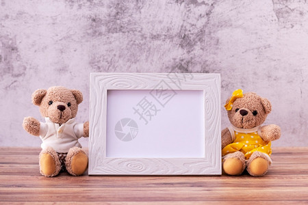 空的两对泰迪熊与图片框架在桌木华伦天人节庆祝活动棕色的家背景图片