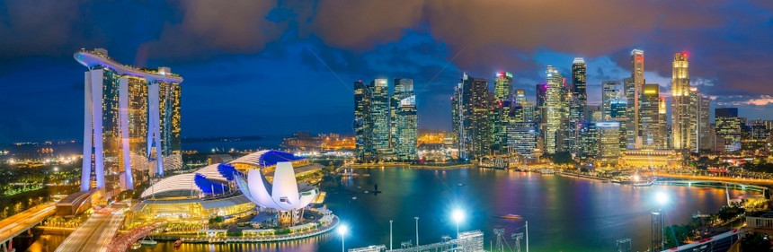 摩天大楼东新加坡市中心黄昏的天线海湾地区际图片