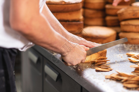 乡村木头贝克在面包店切贝克在店切脆皮图片