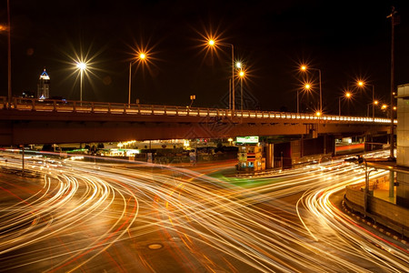 亚洲灯光是夜晚的十字路口上的交通叉路口灯光熄灭市中心穿越图片