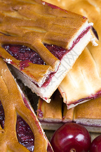 食物新鲜夏天小麦面粉和樱桃果酱的普通蛋糕切成碎片关闭烤蛋糕图片