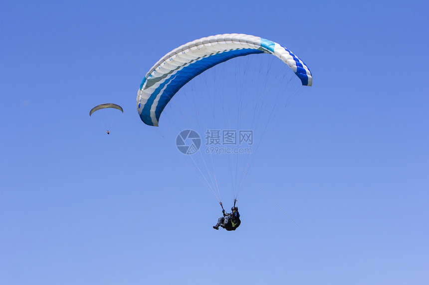 飞行员高的全景在蓝天空滑翔以背景极端运动为图片