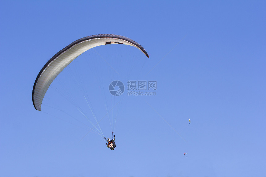 蓝色的场地在天空滑翔以背景极端运动为清除图片