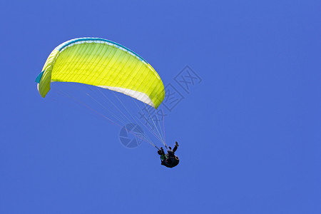 滑翔机谷山在蓝天空滑翔以背景极端运动为图片