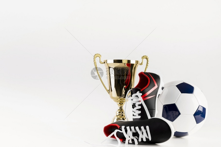 足球鞋和奖杯图片