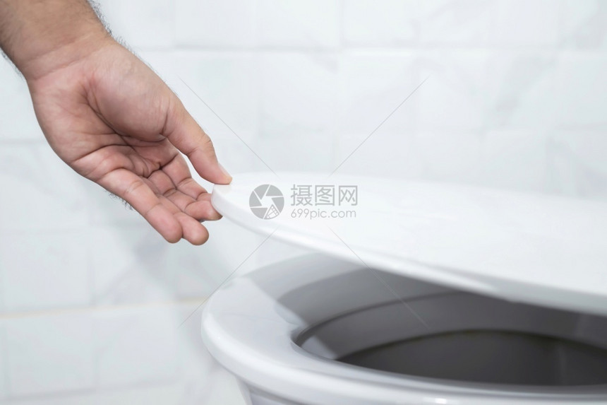 女内部的水在家用手打开厕所图片