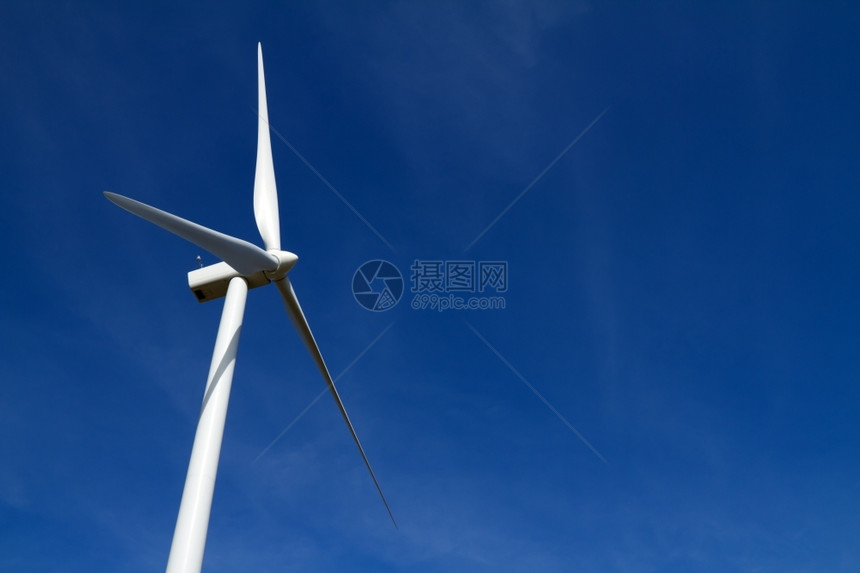 生态系统晴蓝天空的风力涡轮机翅膀桅杆图片