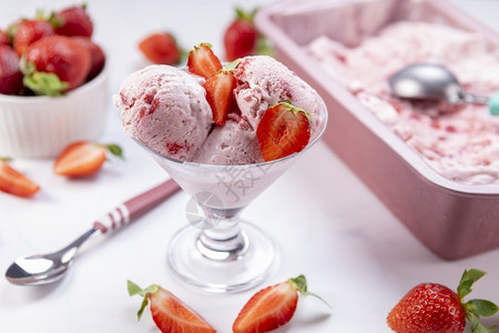 自制草莓冰淇淋准备就绪甜的服务舀出高清图片