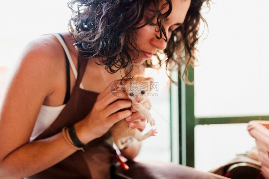 宠物动女士店里有小猫的女人图片