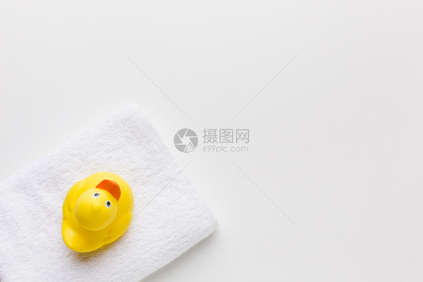 黄色橡胶鸭和毛巾图片
