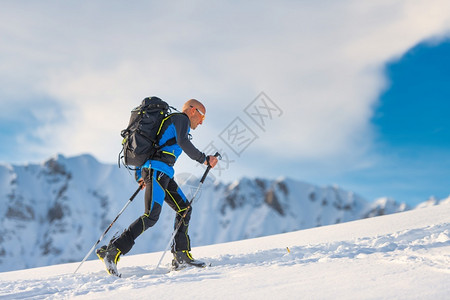 冬季滑雪登山者图片