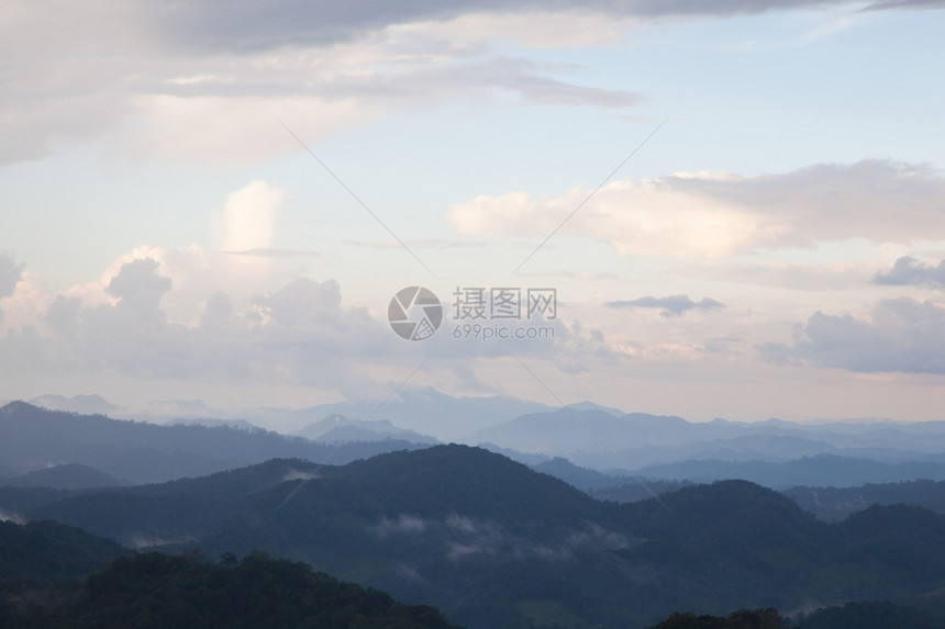 复杂的春天高山综合岩雾清晨和晚间都雾蓝色的图片