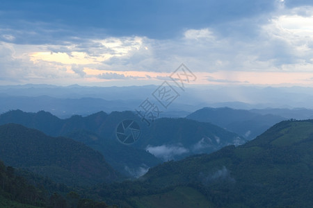 场景高山综合岩雾清晨和晚间都雾景观夏天图片