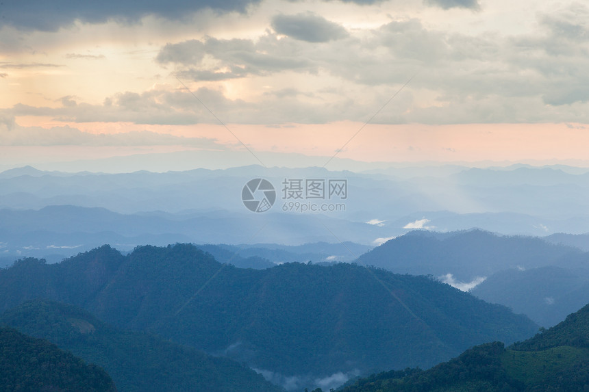 夏天木头草地高山综合岩雾清晨和晚间都雾图片