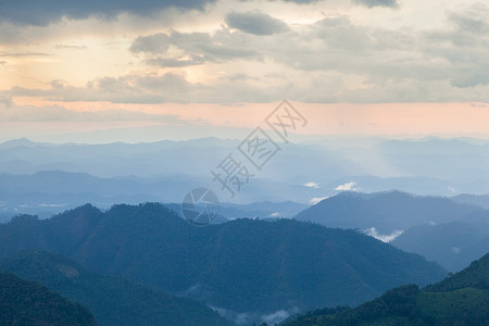 夏天木头草地高山综合岩雾清晨和晚间都雾图片