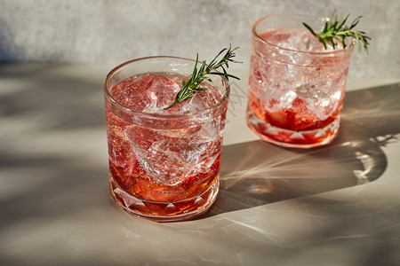 为了盛成熟的草莓派对提供节假日冷饮健康气泡图片