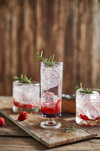 自制冲床为盛成熟的草莓派对提供节假日冷饮液体图片
