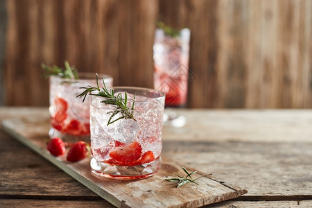 冷冻苏打复制为盛成熟的草莓派对提供节假日冷饮图片