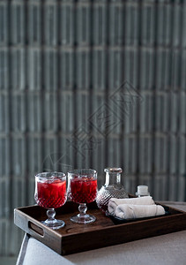 水欢迎喝红假尾酒白毛巾放在木盘上酒店传统的图片