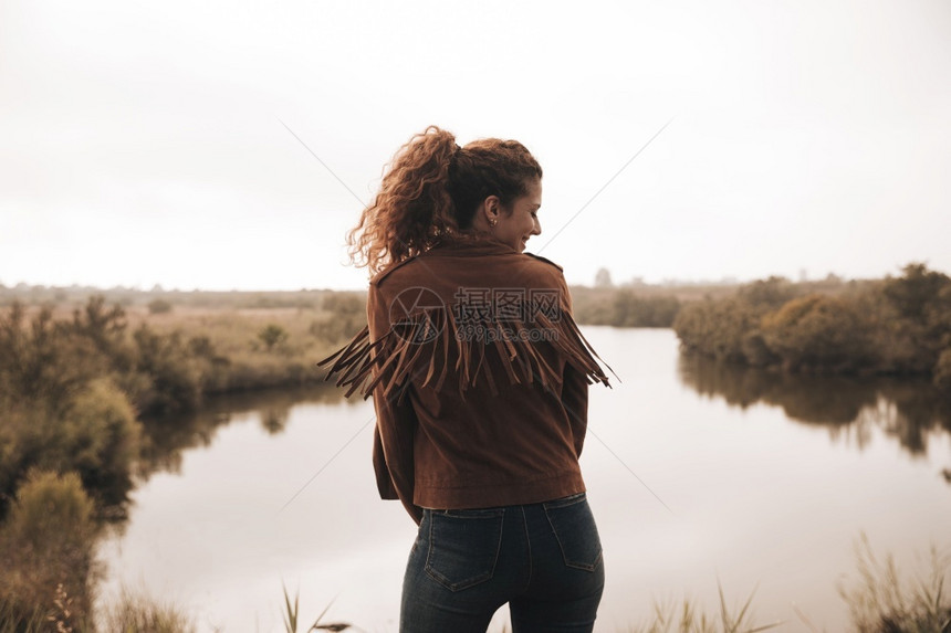 在后面秋天河女装池塘的后视镜图片