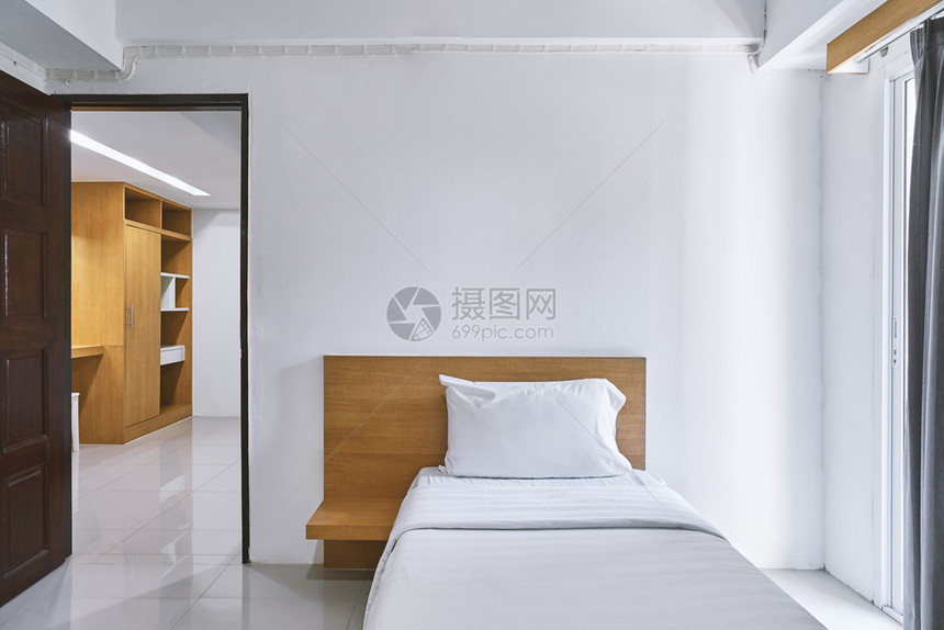 白色的枕头嘲笑单卧室内装饰最起码风格的装饰品为旅馆公寓模拟清洁房间图片