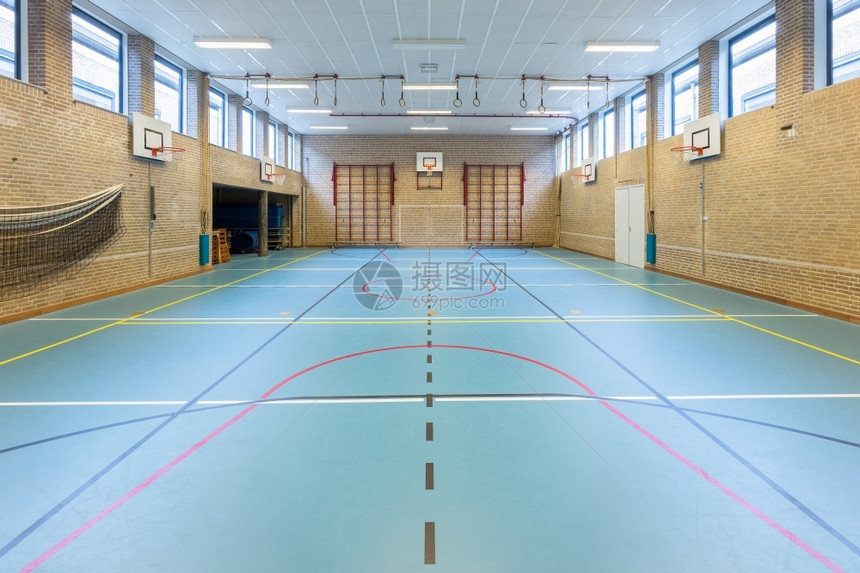 舍内维尔为学校体育课开设的空欧元体操班运动在室内图片