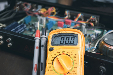 数字的范围伏特用于检查电压和子设备的数字多米计对电器进行部分检查图片