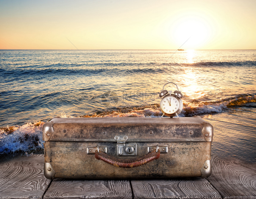 目的复古老手提箱上面有木板对海的钟表时间穿梭的概念旧手提箱上面有木板对海的钟表包装图片