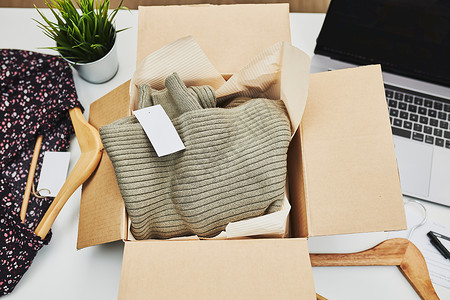 盒准备装有网上商店服制品的包裹箱准备在线店铺提供的衣物产品交货拆箱图片