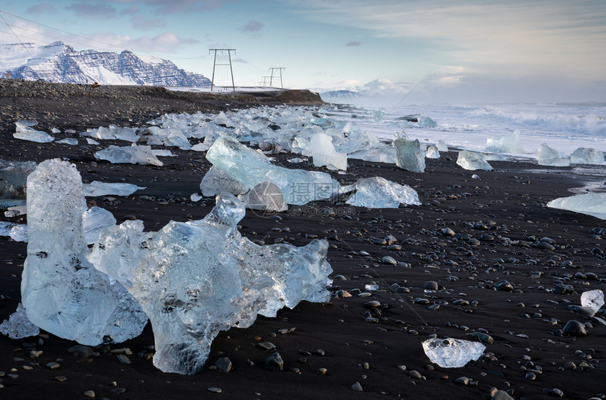 冰岛黑沙滩的冰山图片