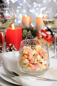 卡路里假期圣诞节烤蟹肉和蔬菜的一盘沙拉盛着酸奶在圣诞餐桌上图片