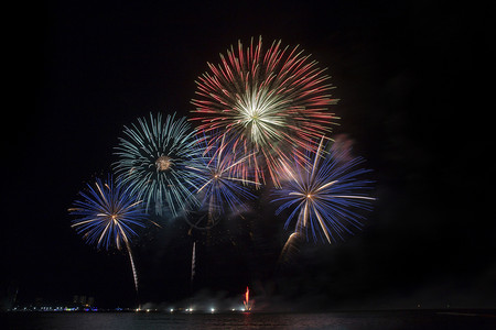 升金湖假期在海滨惊人的节假日烟花派对或任何在黑暗天空中举行的庆祝活动上展出充满喜剧的美丽彩色烟花旅行焰火设计图片