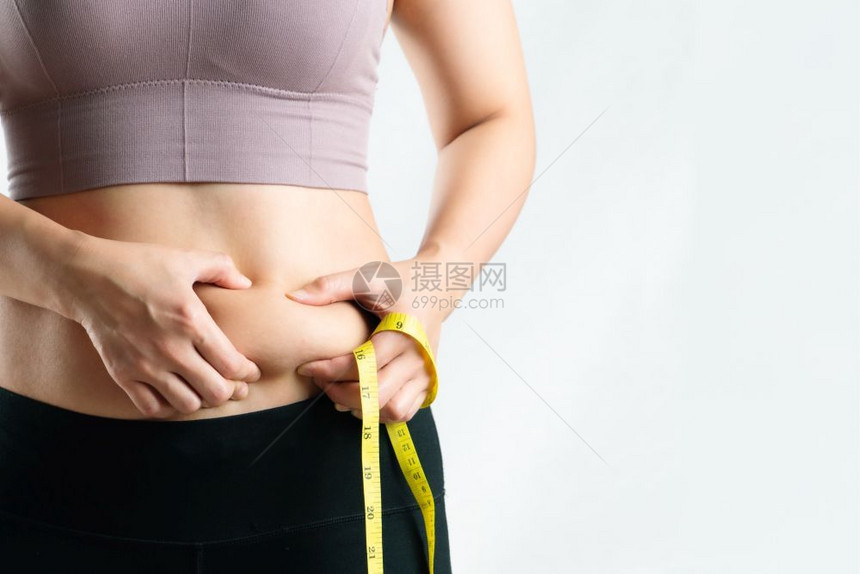 胖女人肚子乎的肥女人手握着过多的腹部脂肪用卷尺女人的饮食生活方式概念脂肪团获得人们图片