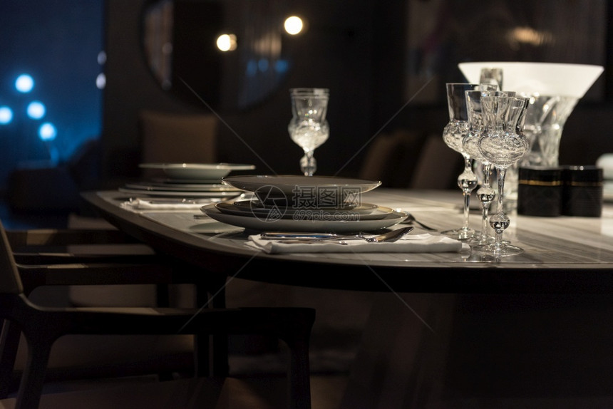优雅的新家具低文学设计师公寓的时尚晚宴服务图片