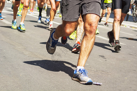 城市马拉松跑步者运动鞋的详情户外竞赛图片