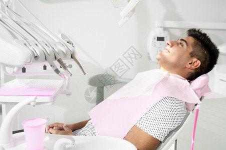 牙科诊所看病治疗的男性图片