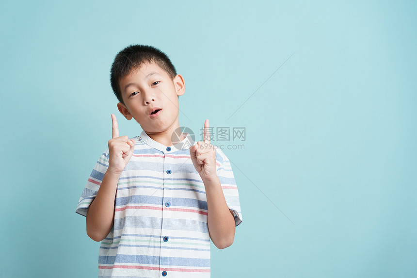 积分复制亚洲人小男孩站在蓝背景的脑海里孤立地思考着可爱男人的肖像指向上图片